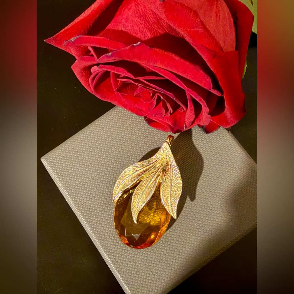 Vintage Gold Tone and Amber Leaf Pendant / Brooch - Picture 5 of 15